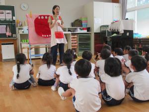 5歳児が歯科衛生士さんに歯磨きの仕方を教えてもらっているところ