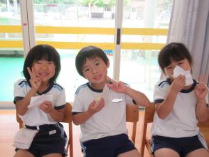 5歳児がふかしいもを食べているところ