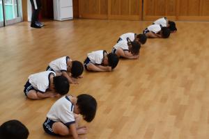 3歳児が柔軟遊びをしているところ