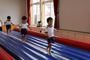 3歳児がトランポリンの上を歩いているところ