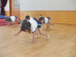 4歳児がくま歩きをしているところ