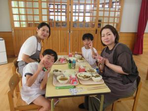 5歳児が給食試食会をしているところ