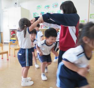 中学生と一緒にふれあい遊びをしている様子