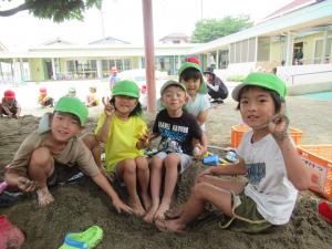 5歳児が泥遊びをしているところ