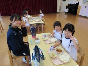 中学生と一緒にお弁当を食べる様子