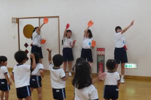 中学生と一緒にダンスを踊っているところ