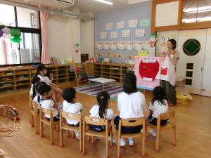 パネルシアターを見ながら歯についての大切さの話を聞いているところ