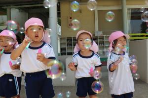 3歳児がシャボン玉をしているところ