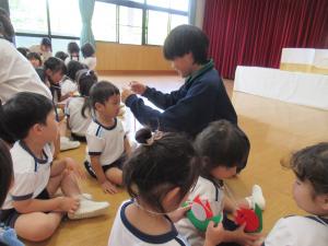 中学生から首飾りをもらう様子