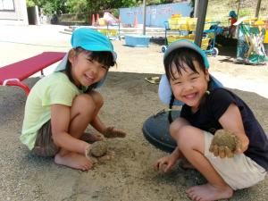 作った泥団子を見せているところ