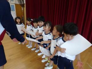 子どもが表彰状を受け取っている写真