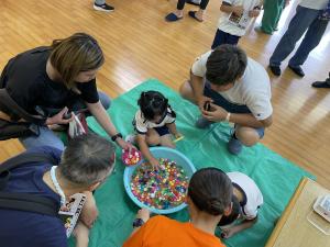 スーパーボールすくいで遊んでいるところ