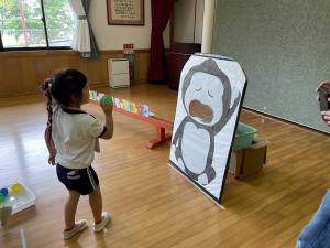 的にボールを投げて遊んでいるところ