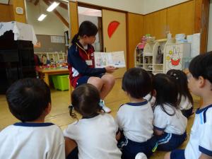 中学生が絵本を読んでくれている写真