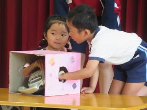 子どもが箱の中に手を入れている写真