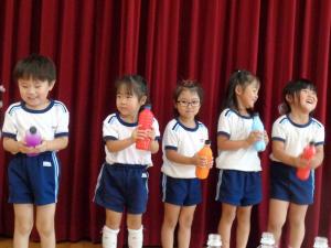 子ども達がペットボトルを振っている写真