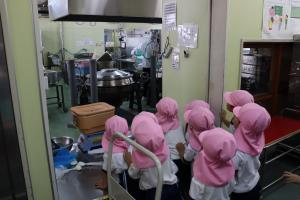 3歳児が給食室を見学している写真