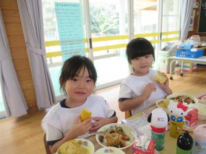 5歳児がトウモロコシを食べている写真