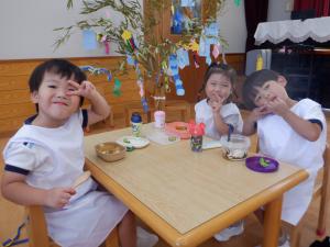 3歳児がカレーを食べている写真