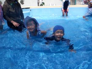4歳児がプールでワニ歩きをしているところ