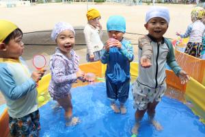 3歳児がプール遊びをしているところ