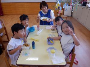 七夕カレーパーティーでカレーライスを食べているところ