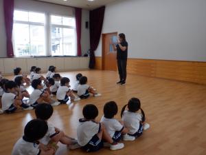 第一学期終業式で園長先生の話を聞いているところ