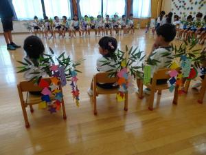 笹飾りをもって子ども達が座っている写真