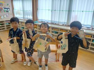 男の子４人が手作りの鞄を見せている写真