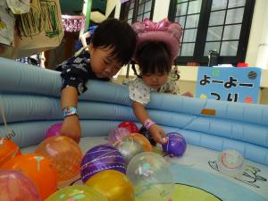 男の子と女の子がヨーヨー釣りをしている写真