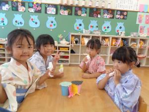 女の子４人が座ってアイスを食べている写真