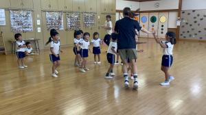 難しいダンスに挑戦し、講師の方とハイタッチをしているところ