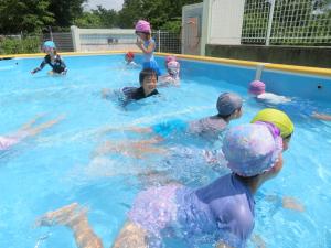 5歳児がプールでワニ歩きをしているところ