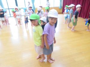 5歳児が遊戯室でふれあい遊びをしているところ