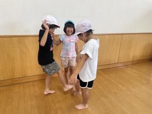 1年生と足をくっつけて遊び、交流を深めているところ