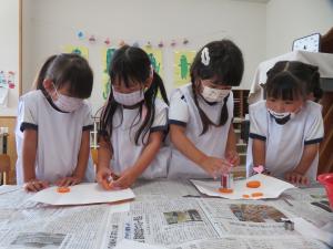 4歳児がにんじんの型抜きをしているところ