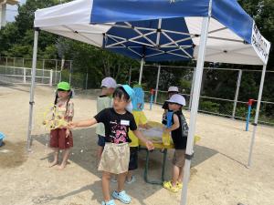 シャボン玉を作って遊んでいるところ