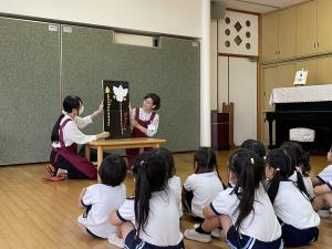 図書館司書の方に大型絵本を読んでもらっているところ