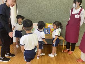 読んでもらった絵本を見ているところ