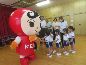 人Kenあゆみちゃんと握手をしているところ