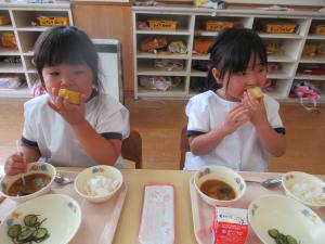 とうもろこしを食べていることろ