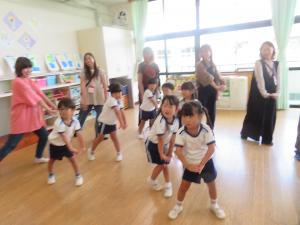 親子でダンスをしているところ