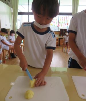 5歳児がじゃがいもをきっているところ