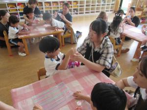 3歳児が親子で製作をしているところ