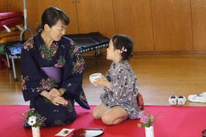 お茶を飲んで感想を先生に伝えている写真