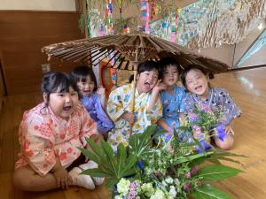 3歳児5人がジャノメ傘をさしている写真