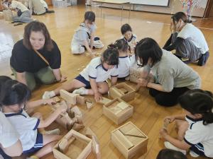 親子で木のおもちゃで遊んでいる写真