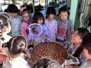 干していた梅を取り入れている写真