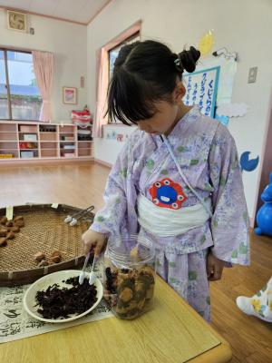 梅干と紫蘇を一緒につけている写真