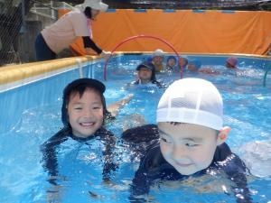 4歳児がプールでワニ歩きをしているところ